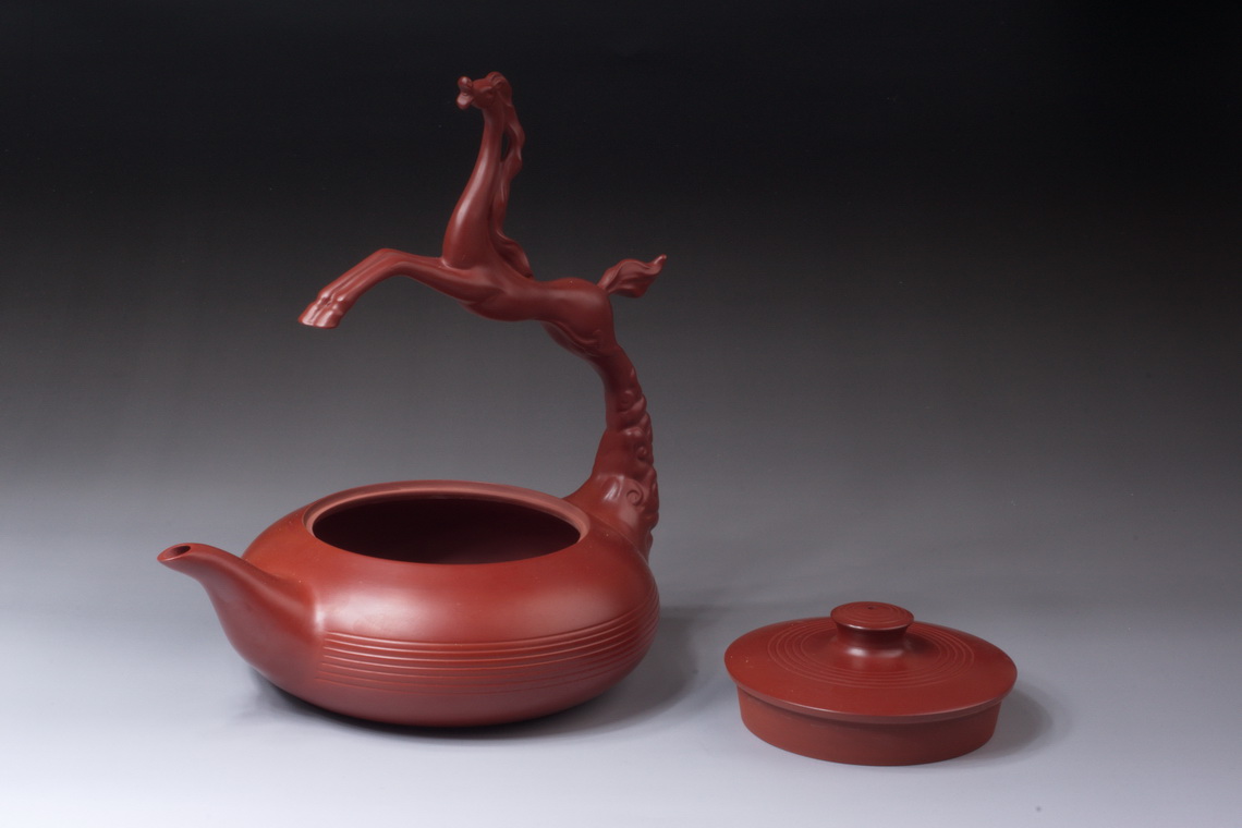 章燕城手拉壶作品《马到成功》