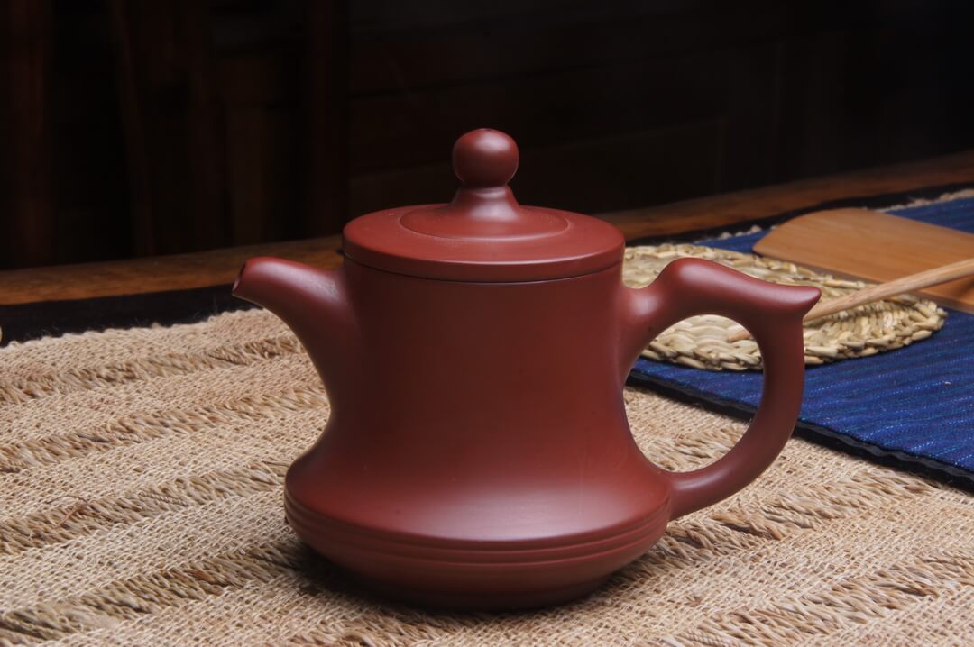 《五洲同乐》手拉壶由章燕城老师于2008年创作，并亲手制作，它由五个造型各异的茶壶组成，制作难度非常高，曾获全国陶瓷造型设计赛金奖，目前有一套收藏于广东省非物质文化博物馆。