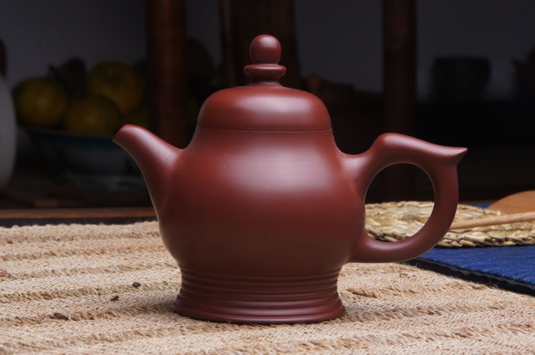 《五洲同乐》手拉壶由章燕城老师于2008年创作，并亲手制作，它由五个造型各异的茶壶组成，制作难度非常高，曾获全国陶瓷造型设计赛金奖，目前有一套收藏于广东省非物质文化博物馆。