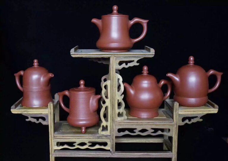 《五洲同乐》手拉壶由章燕城老师于2008年创作,并亲手制作,它由五个造型各异的茶壶组成,制作难度非常高,曾获全国陶瓷造型设计赛金奖,目前有一套收藏于广东省非物质文化博物馆。